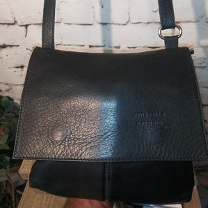 Vera Pele Black Crossbody Bag.